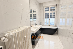 Salle de bains chic en marbre et noir