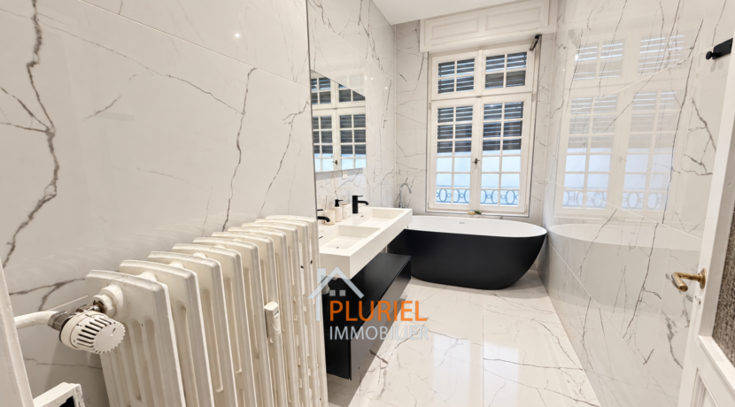 Salle de bains chic en marbre et noir