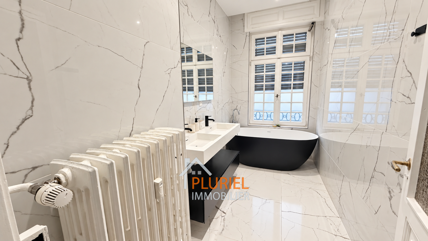 Salle de bains chic en marbre et noir