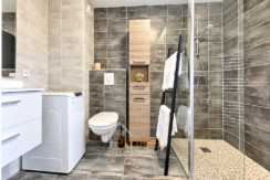 Salle de bains contemporaine aux tons naturels