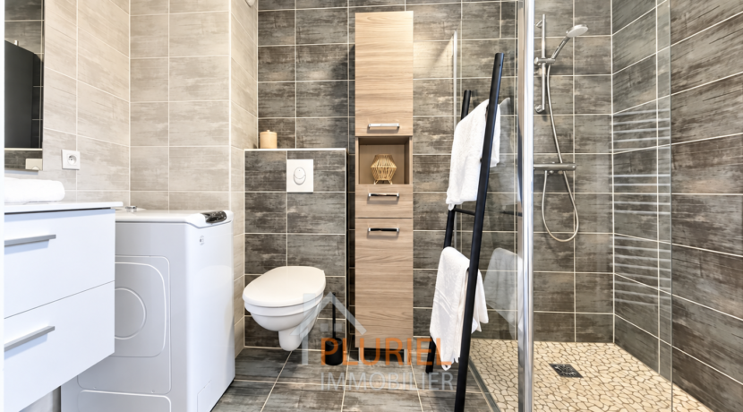 Salle de bains contemporaine aux tons naturels