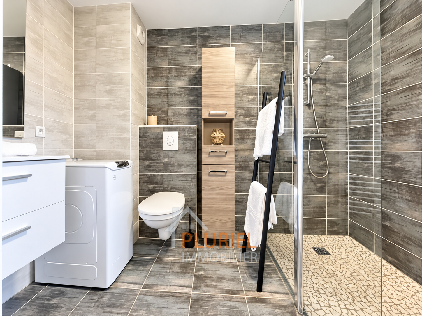 Salle de bains contemporaine aux tons naturels