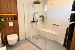 Salle de bains contemporaine avec douche vitrée