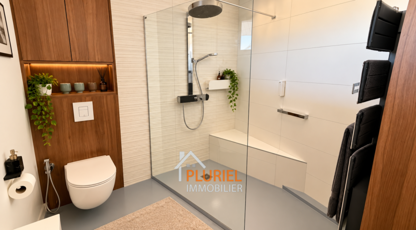 Salle de bains contemporaine avec douche vitrée