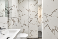 Salle de bains en marbre moderne