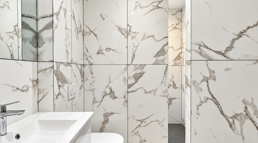 Salle de bains en marbre moderne