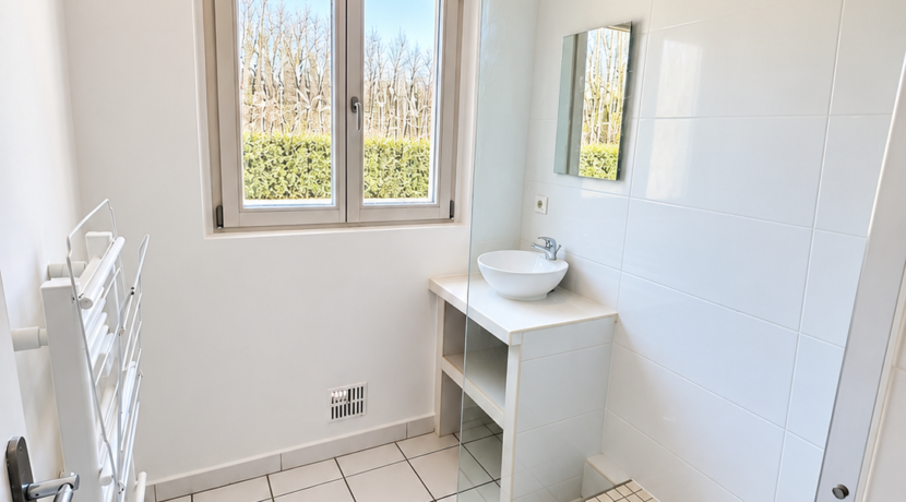 Salle de bains minimaliste lumineuse