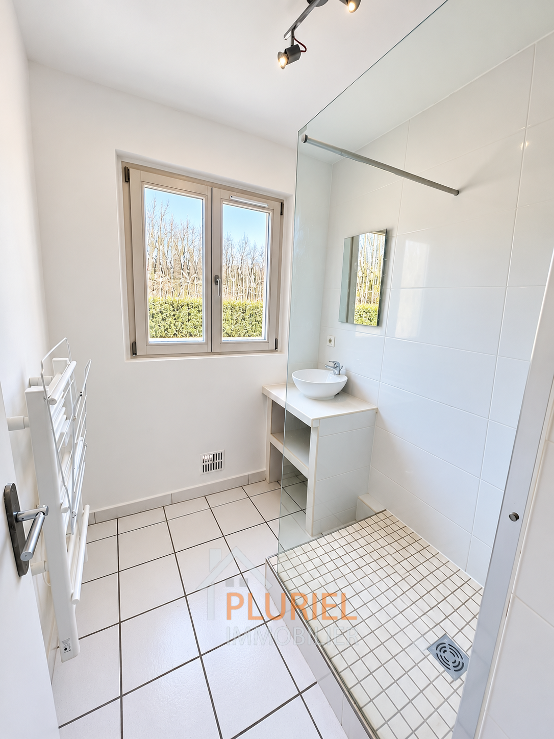 Salle de bains minimaliste lumineuse
