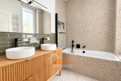 Salle de bains moderne aux tons naturels