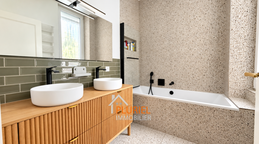 Salle de bains moderne aux tons naturels