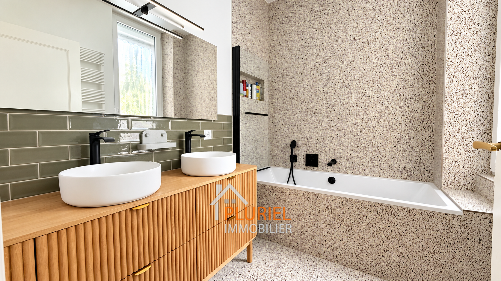 Salle de bains moderne aux tons naturels