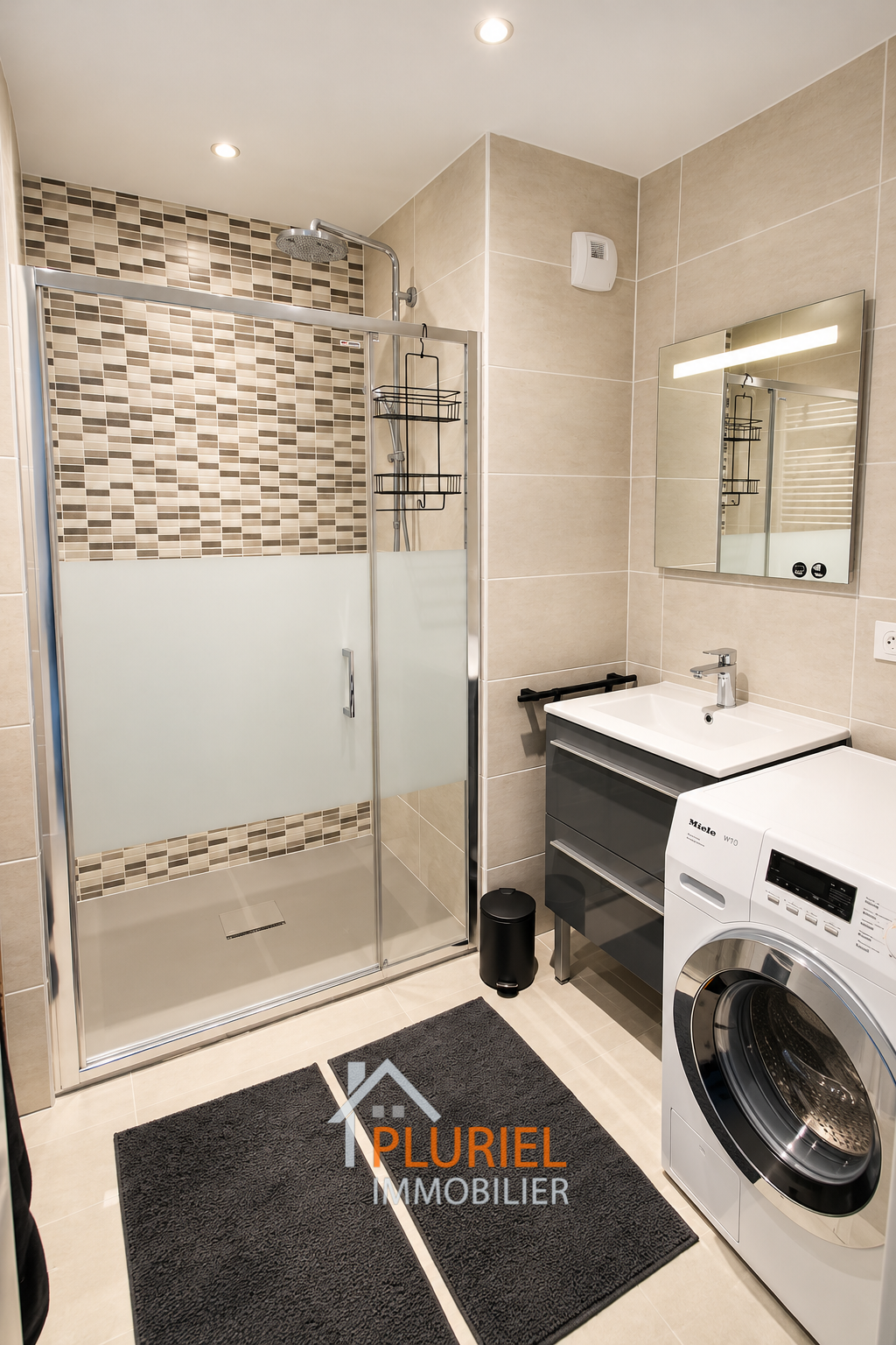 Salle de bains moderne avec douche et lave-linge