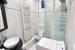 Salle de bains moderne et compacte