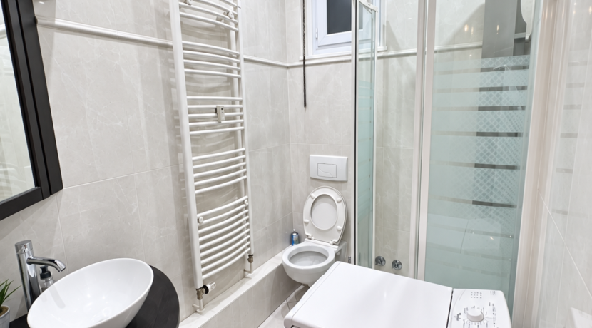 Salle de bains moderne et compacte