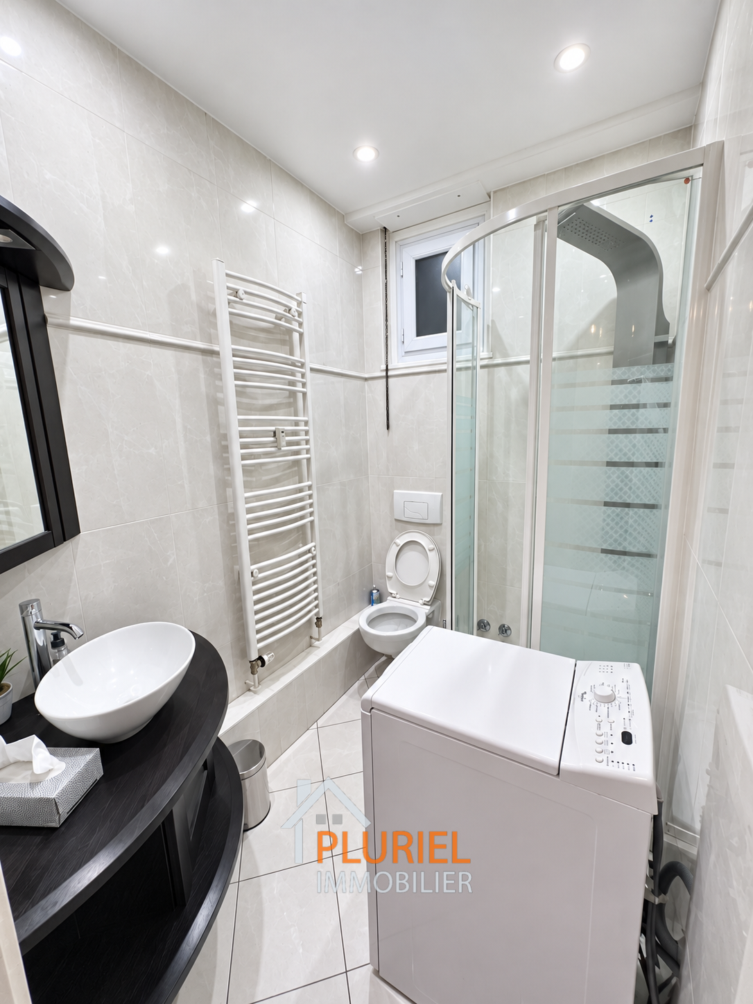 Salle de bains moderne et compacte