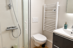 Salle de bains moderne et lumineuse
