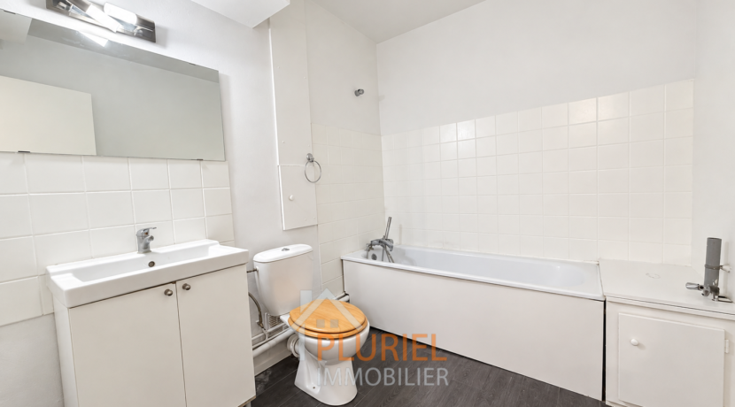 Salle de bains moderne et lumineuse