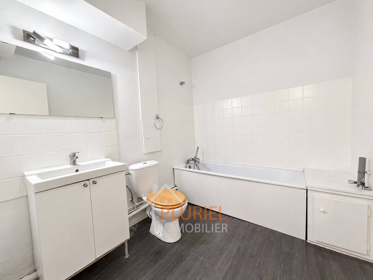 Salle de bains moderne et lumineuse
