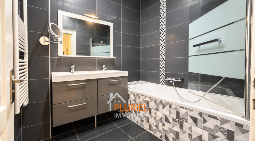 Salle de bains moderne gris anthracite