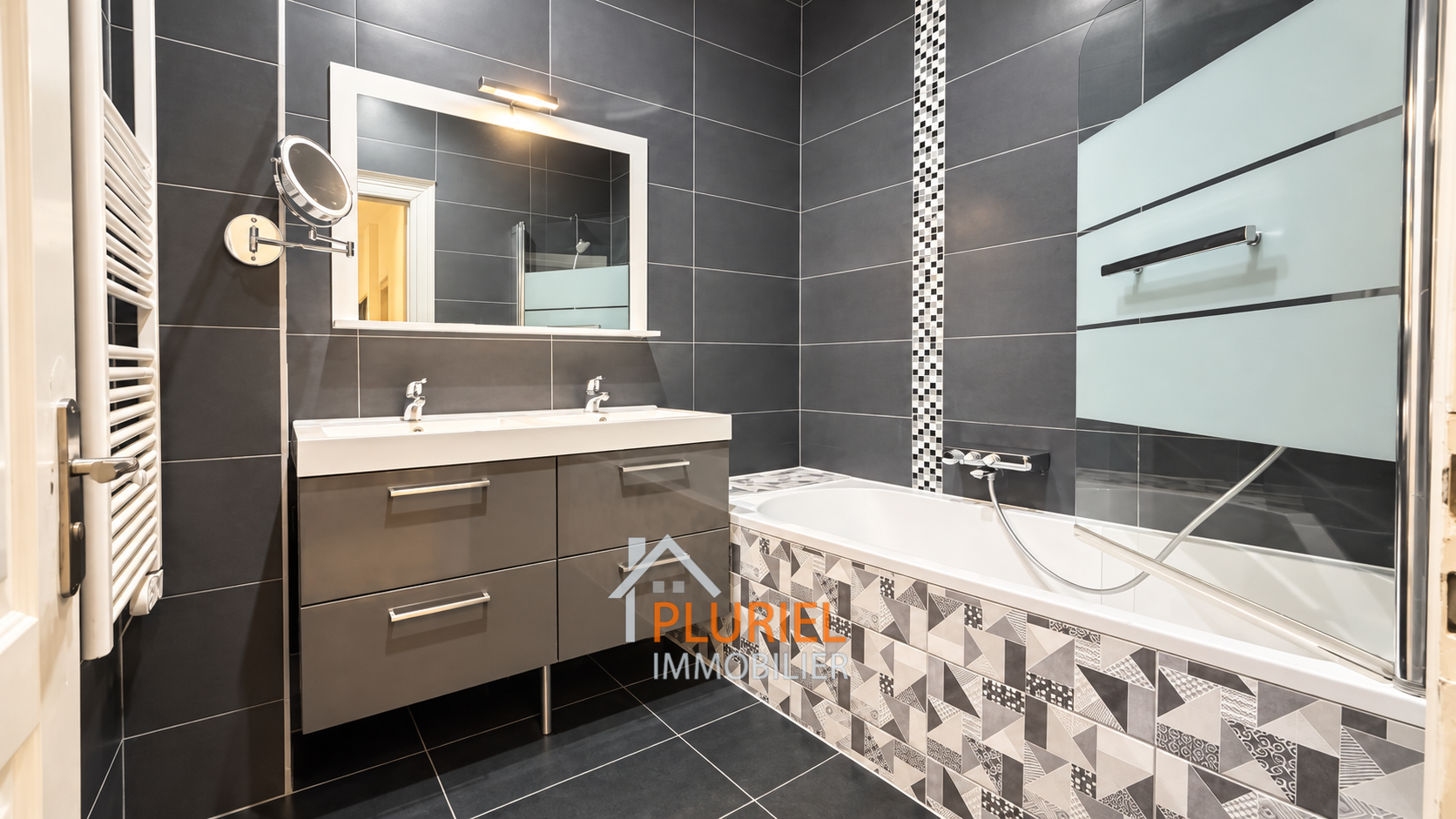 Salle de bains moderne gris anthracite