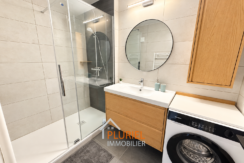 Salle de bains scandinave avec douche et buanderie