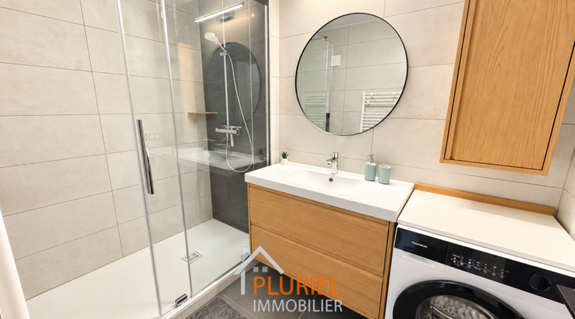 Salle de bains scandinave avec douche et buanderie