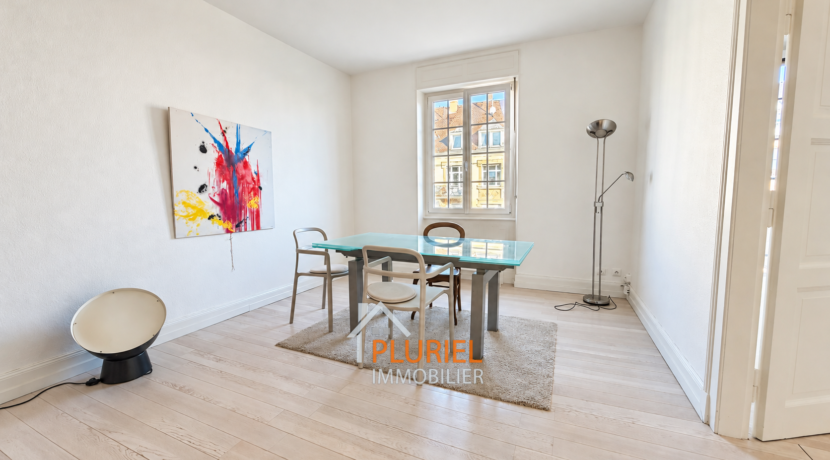 Salle minimaliste baignée de lumière naturelle