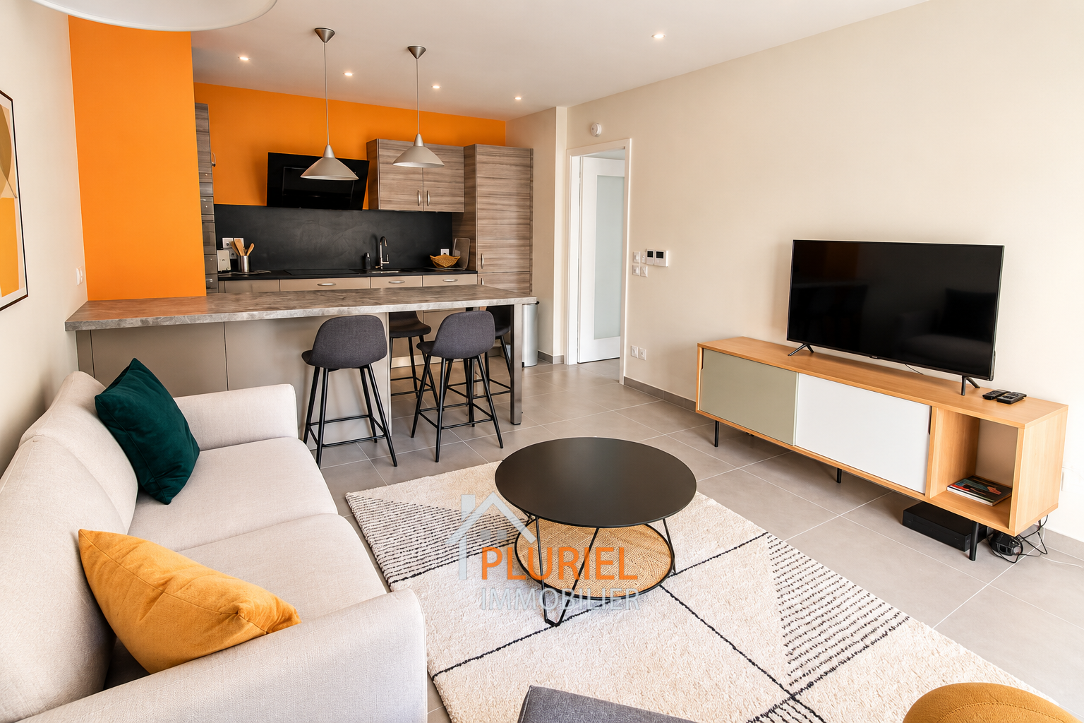 Salon contemporain avec cuisine ouverte