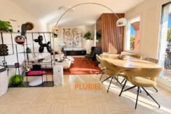 Salon contemporain lumineux avec terrasse