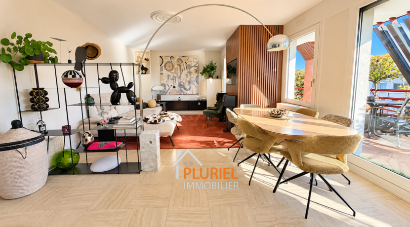 Salon contemporain lumineux avec terrasse