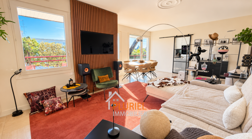 Salon contemporain lumineux avec terrasse et verdure