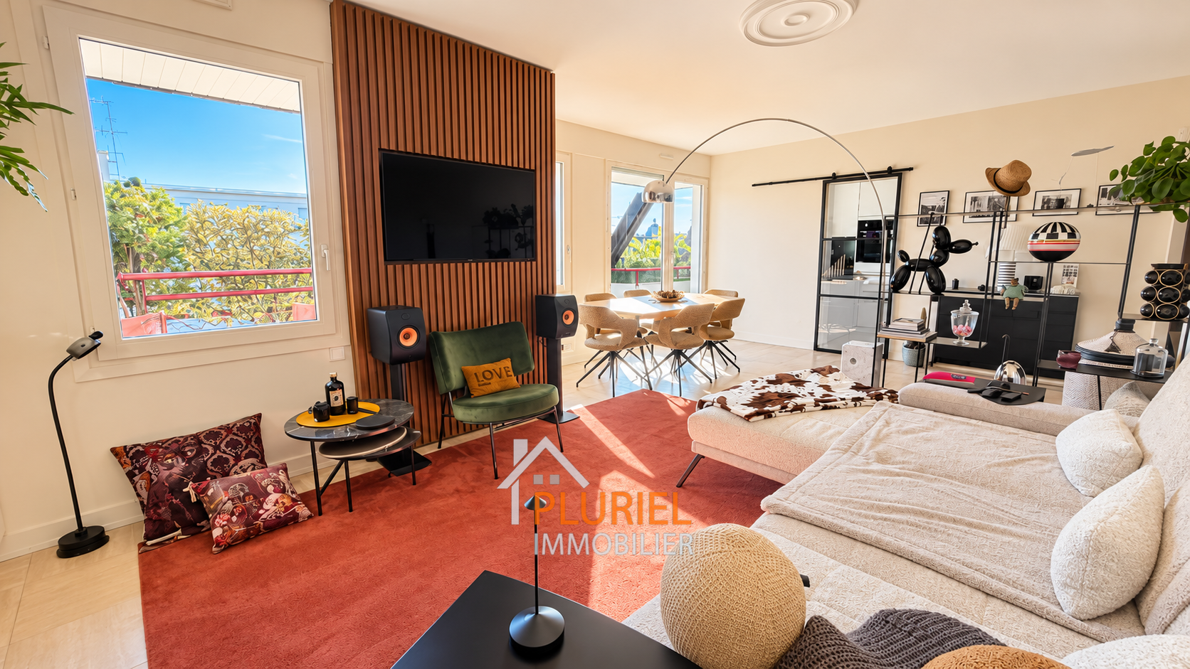 Salon contemporain lumineux avec terrasse et verdure