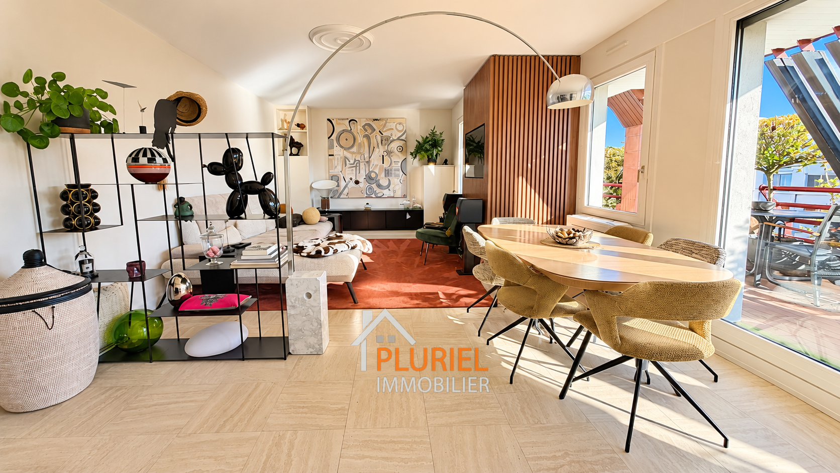 Salon contemporain lumineux avec terrasse