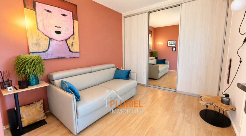 Salon contemporain rose terracotta avec miroir
