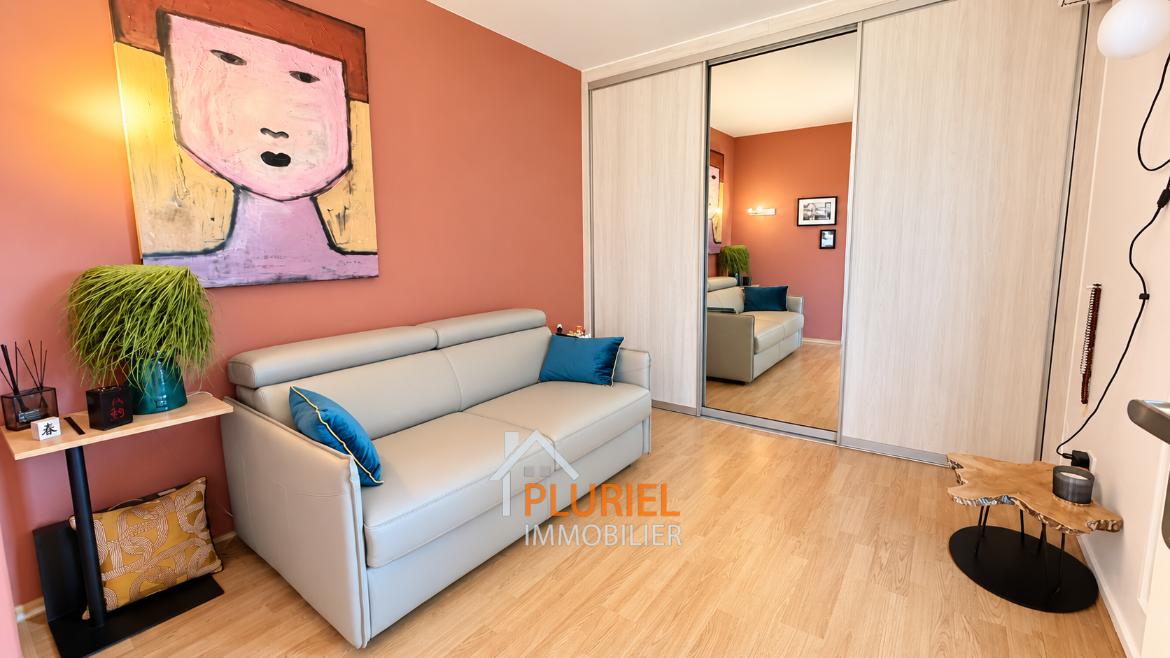 Salon contemporain rose terracotta avec miroir