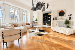 Salon lumineux aux moulures élégantes et mobilier moderne