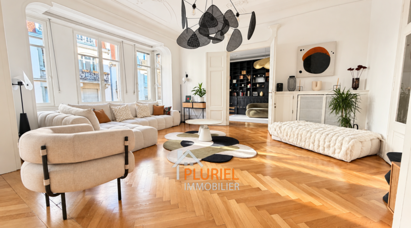 Salon lumineux aux moulures élégantes et mobilier moderne