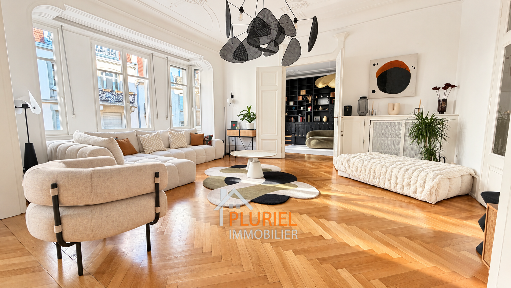 Salon lumineux aux moulures élégantes et mobilier moderne