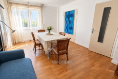 Salon lumineux avec table fleurie