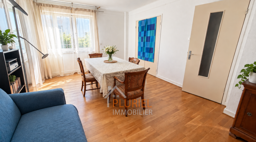 Salon lumineux avec table fleurie