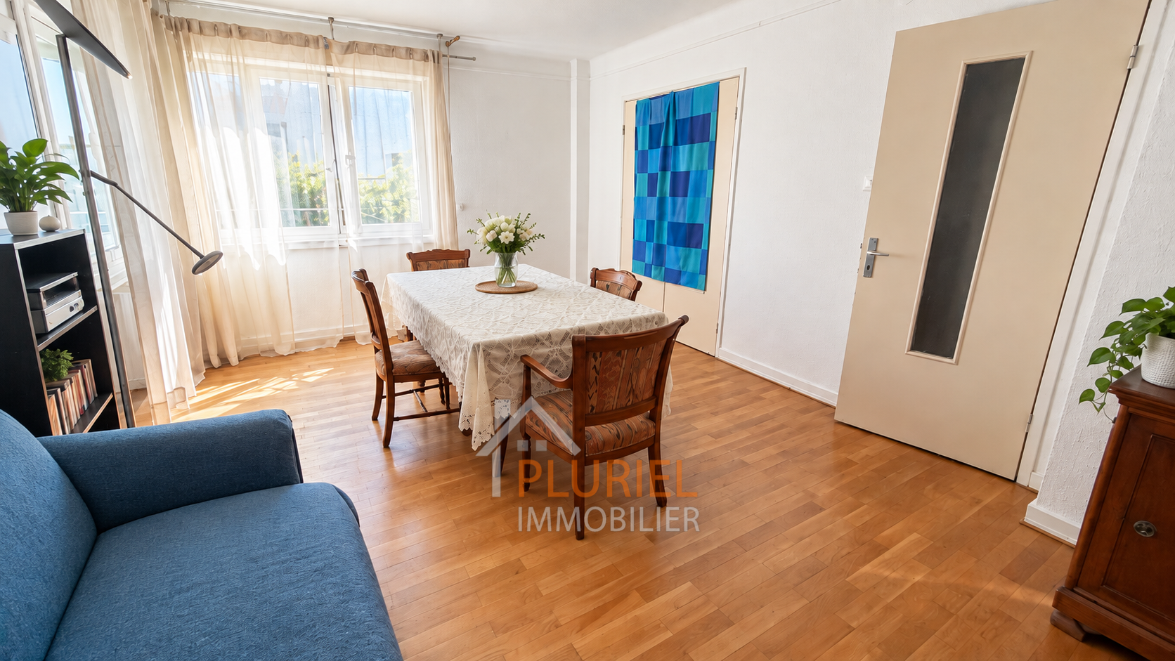 Salon lumineux avec table fleurie