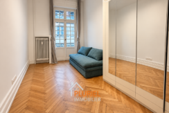 Salon minimaliste avec canapé bleu pétrole