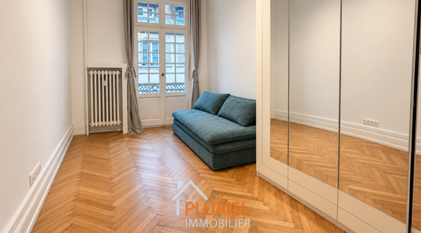Salon minimaliste avec canapé bleu pétrole