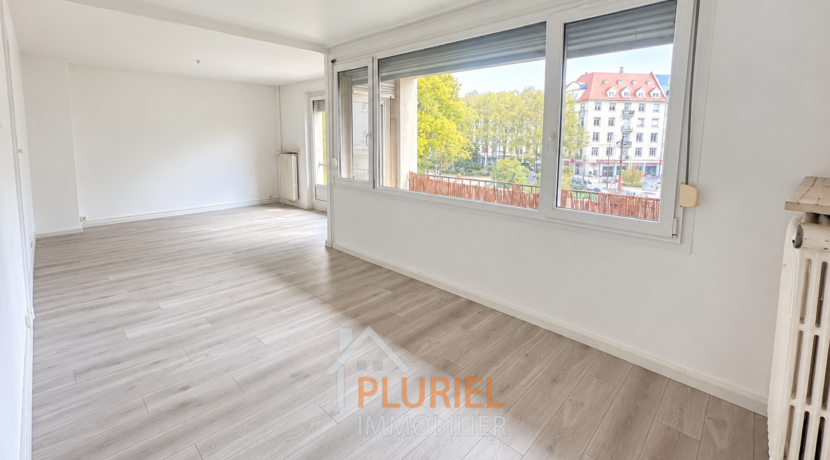Salon minimaliste baigné de lumière naturelle