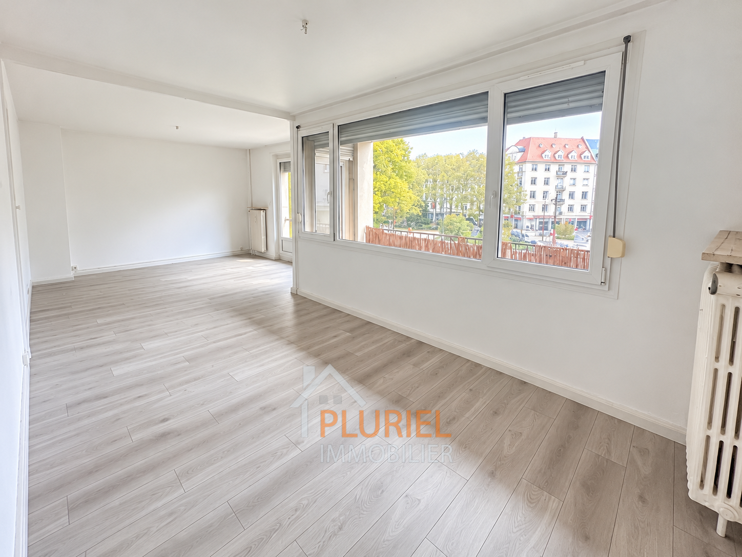 Salon minimaliste baigné de lumière naturelle