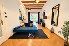 Salon moderne aux accents bleu profond (1)
