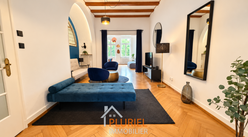 Salon moderne aux accents bleu profond (1)