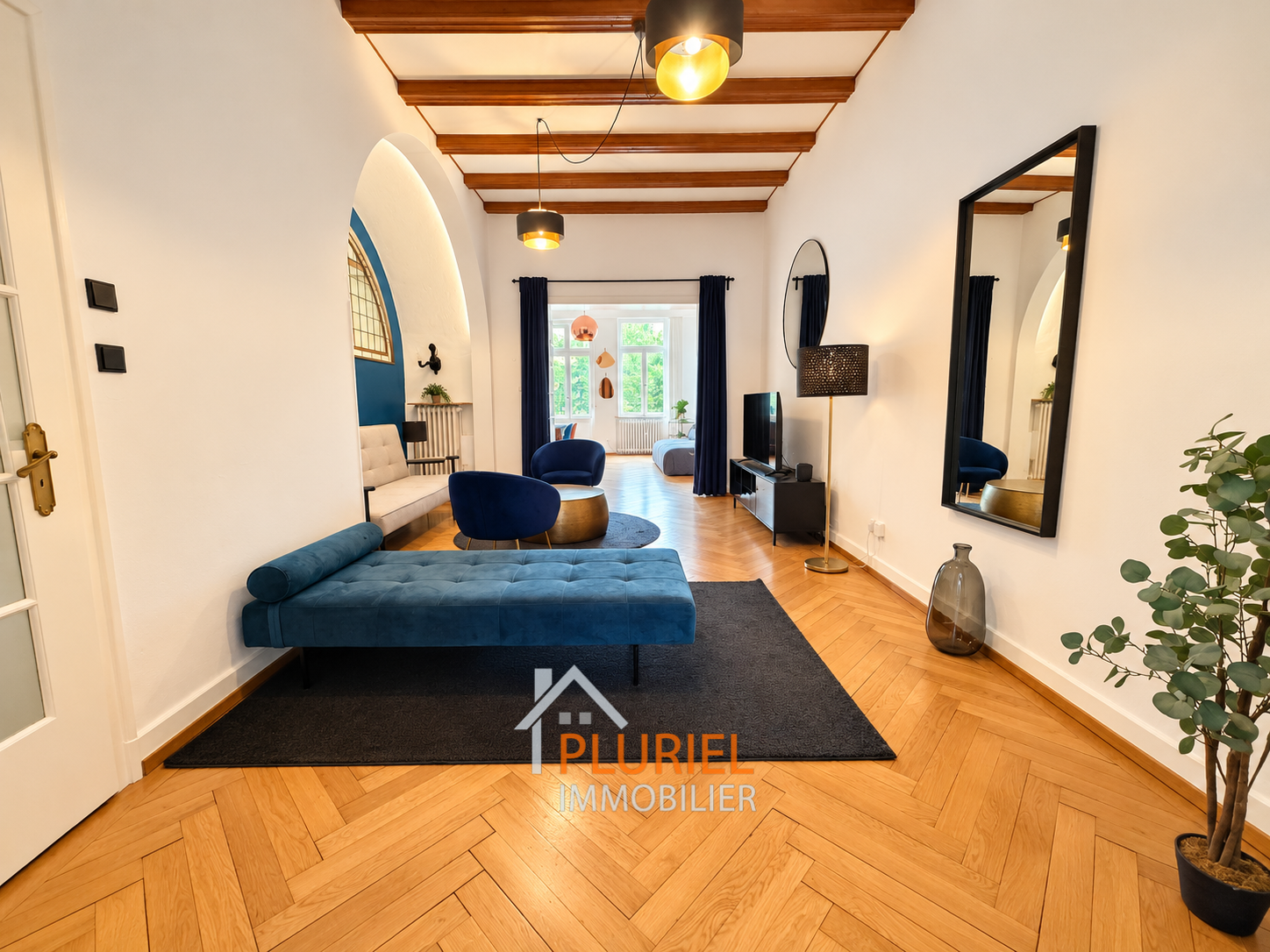 Salon moderne aux accents bleu profond (1)