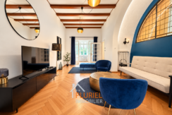 Salon moderne aux accents bleu profond