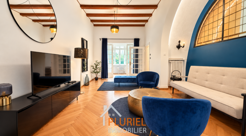 Salon moderne aux accents bleu profond